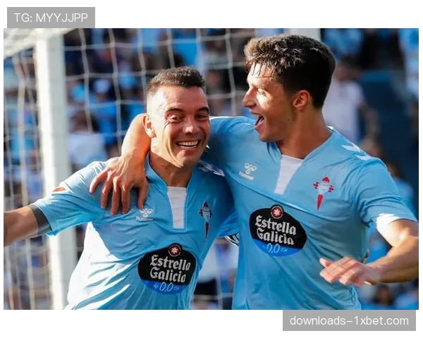 特写：终场哨响，塞尔塔老将阿斯帕斯向主场观众挥手致意